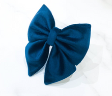 Load image into Gallery viewer, Marine blue velvet bow tie/ sailor bow